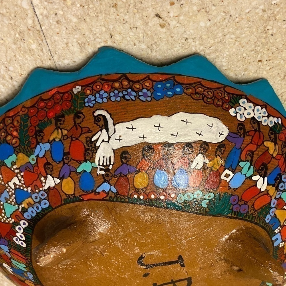 Mexican folk art decorative dish in vibrant colours and signed by artist JPS - Picture 7 of 13